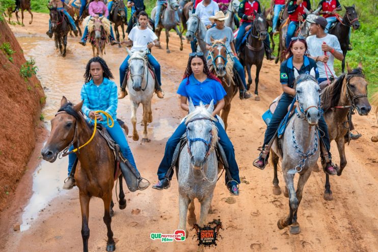 Cavaleiros e amazonas lotam as ruas de Cachoeira do Aranã, durante a Cavalgada Show 222