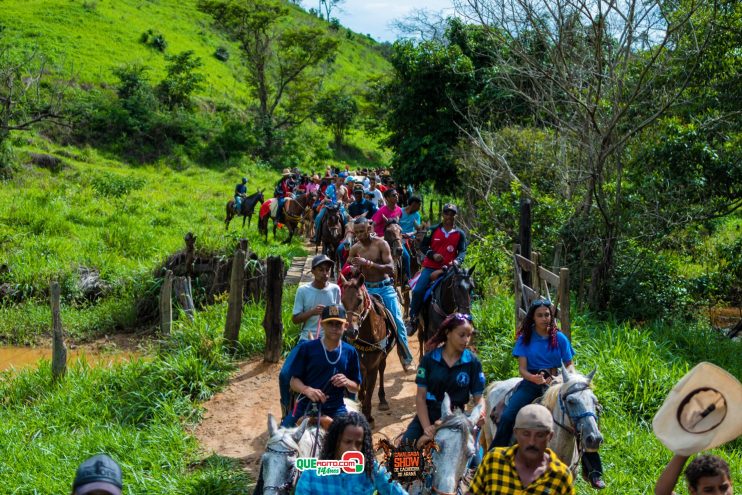 Cavaleiros e amazonas lotam as ruas de Cachoeira do Aranã, durante a Cavalgada Show 240