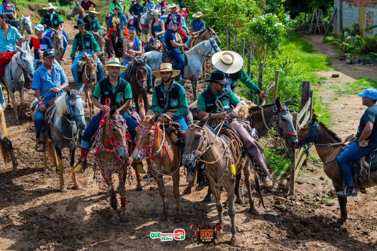 Cavaleiros e amazonas lotam as ruas de Cachoeira do Aranã, durante a Cavalgada Show 247