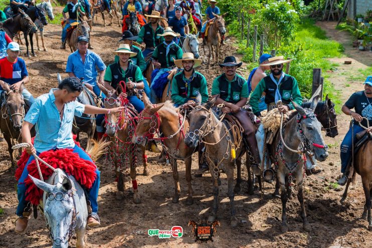 Cavaleiros e amazonas lotam as ruas de Cachoeira do Aranã, durante a Cavalgada Show 250