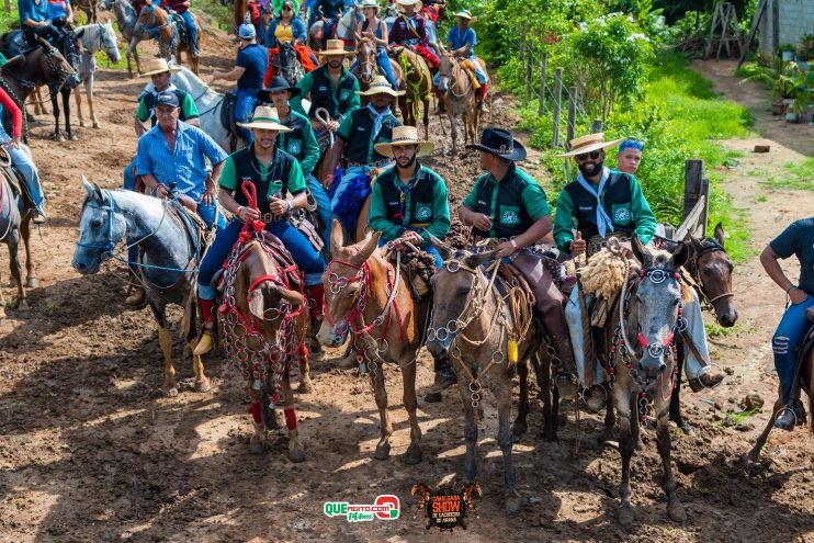 Cavaleiros e amazonas lotam as ruas de Cachoeira do Aranã, durante a Cavalgada Show 252