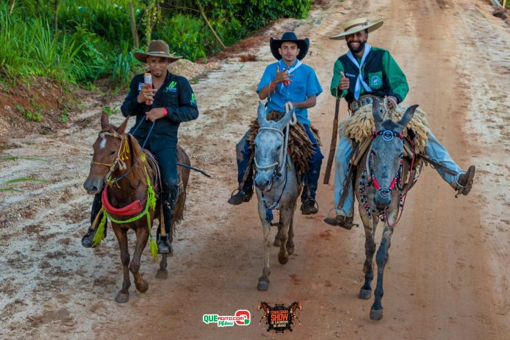 Cavaleiros e amazonas lotam as ruas de Cachoeira do Aranã, durante a Cavalgada Show 300