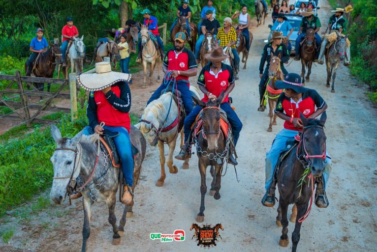 Cavaleiros e amazonas lotam as ruas de Cachoeira do Aranã, durante a Cavalgada Show 303