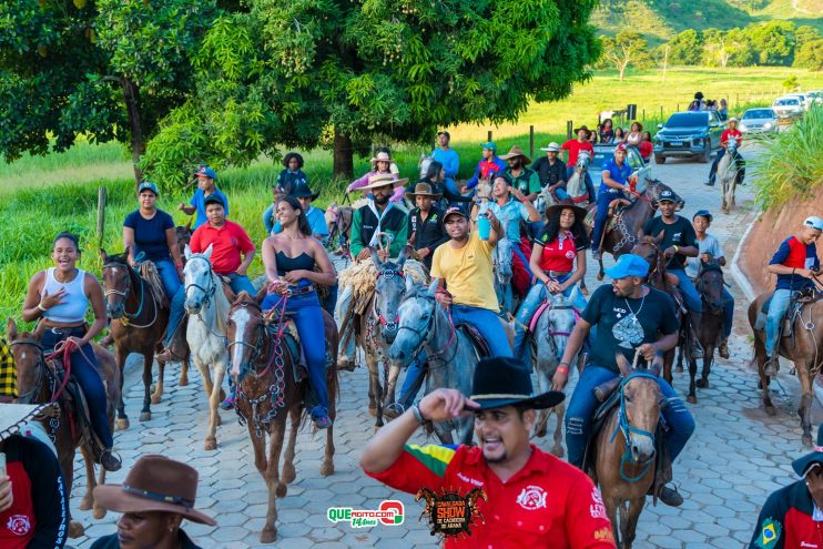 Cavaleiros e amazonas lotam as ruas de Cachoeira do Aranã, durante a Cavalgada Show 320