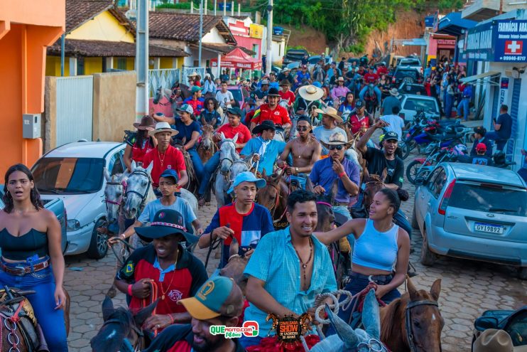 Cavaleiros e amazonas lotam as ruas de Cachoeira do Aranã, durante a Cavalgada Show 333