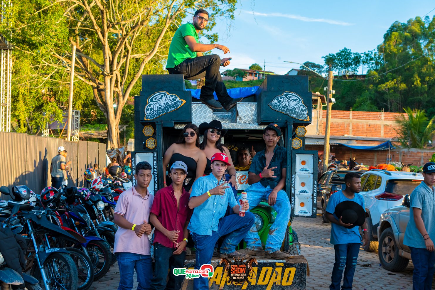 Cavaleiros e amazonas lotam as ruas de Cachoeira do Aranã, durante a Cavalgada Show 10