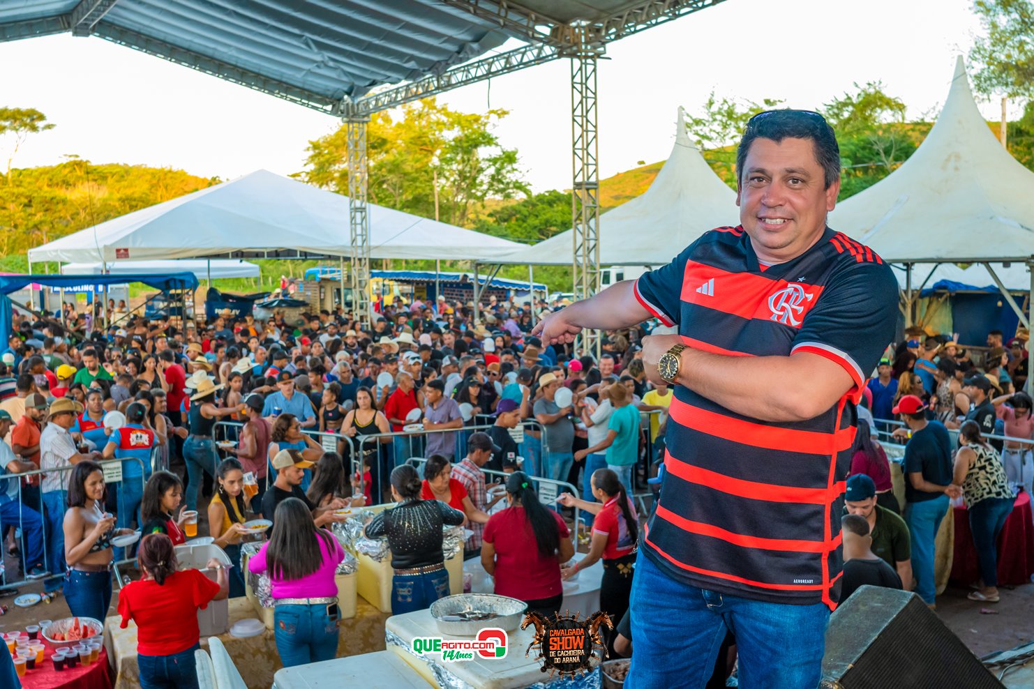 Cavaleiros e amazonas lotam as ruas de Cachoeira do Aranã, durante a Cavalgada Show 13