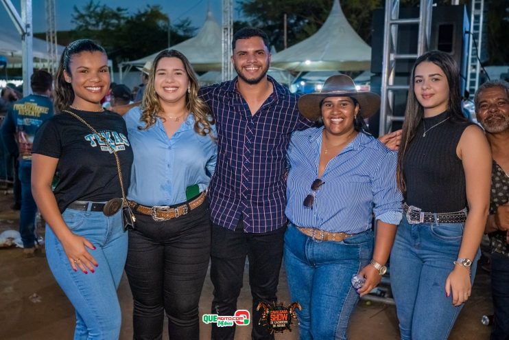 Cavaleiros e amazonas lotam as ruas de Cachoeira do Aranã, durante a Cavalgada Show 365