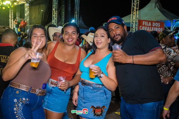 Cavaleiros e amazonas lotam as ruas de Cachoeira do Aranã, durante a Cavalgada Show 483