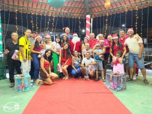 Coral natalino e visita do Papai Noel são as atrações da noite de abertura do Natal das Luzes de Itagimirim 1