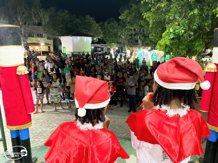 Coral natalino e visita do Papai Noel são as atrações da noite de abertura do Natal das Luzes de Itagimirim 24