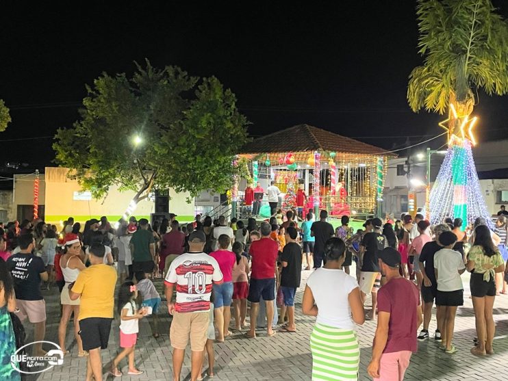 Coral natalino e visita do Papai Noel são as atrações da noite de abertura do Natal das Luzes de Itagimirim 25