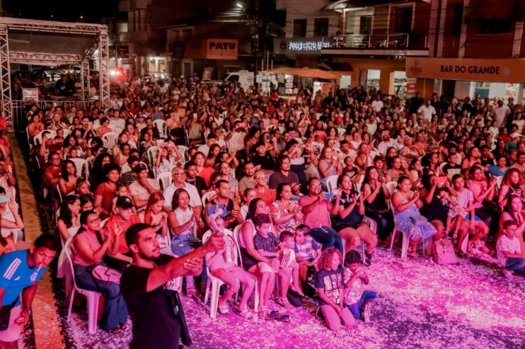 Espetáculo de ballet encanta o público na última noite do Natal das Luzes de Itagimirim 25