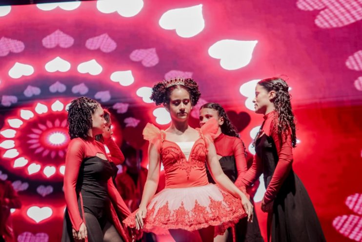 Espetáculo de ballet encanta o público na última noite do Natal das Luzes de Itagimirim 16