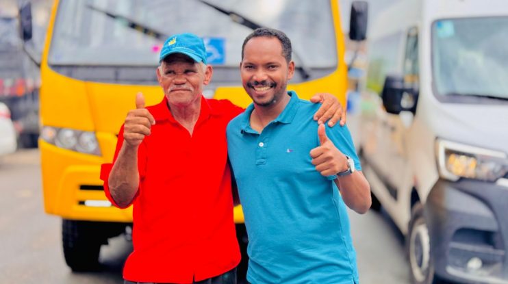 Em clima de celebração, prefeito Luizinho entrega três veículos 0km para a população de Itagimirim 13