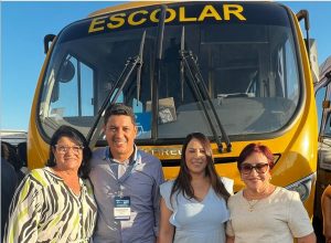 Deputada Cláudia Oliveira recebe novos ônibus escolares para o Extremo Sul da Bahia 1