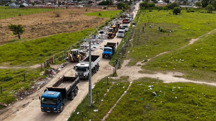 Nova gestão: grande ação de recolhimento de entulhos marca o início da regularização dos serviços de limpeza em Eunápolis 7