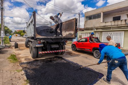 Prefeitura inicia recuperação das vias com a operação tapa-buracos em Eunápolis 6