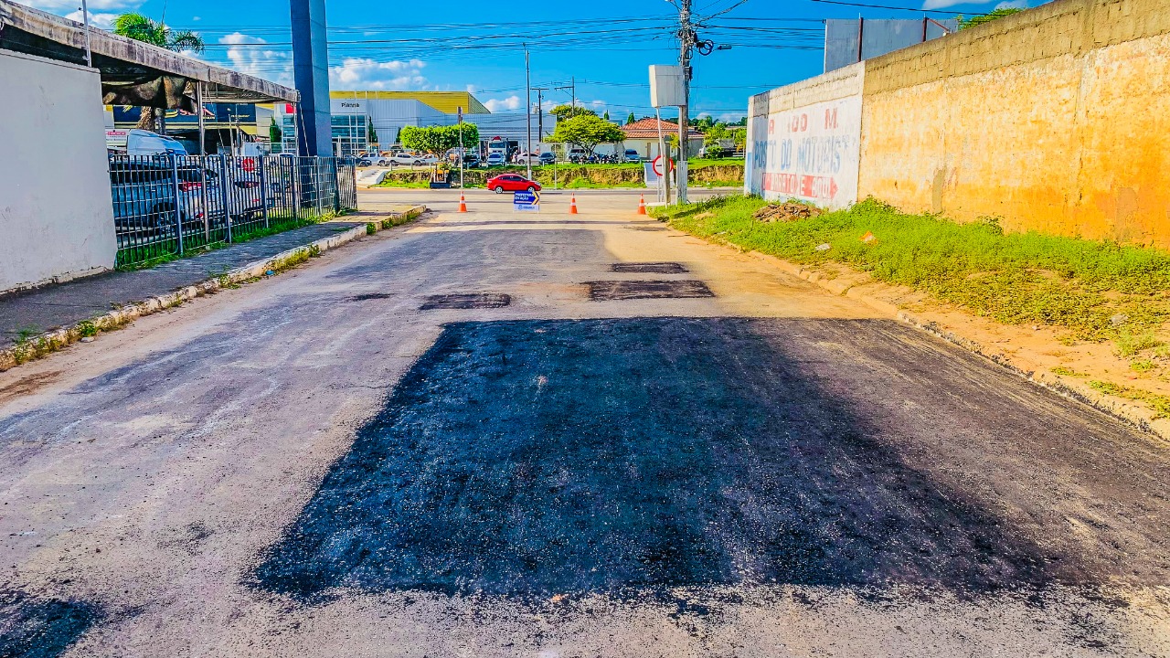 Prefeitura inicia recuperação das vias com a operação tapa-buracos em Eunápolis 7