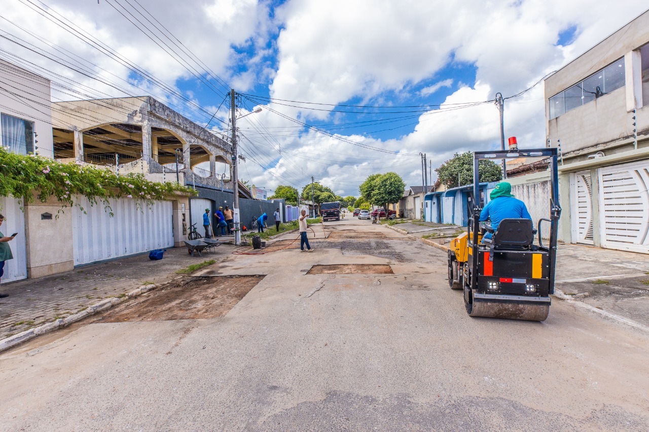 Prefeitura inicia recuperação das vias com a operação tapa-buracos em Eunápolis 5