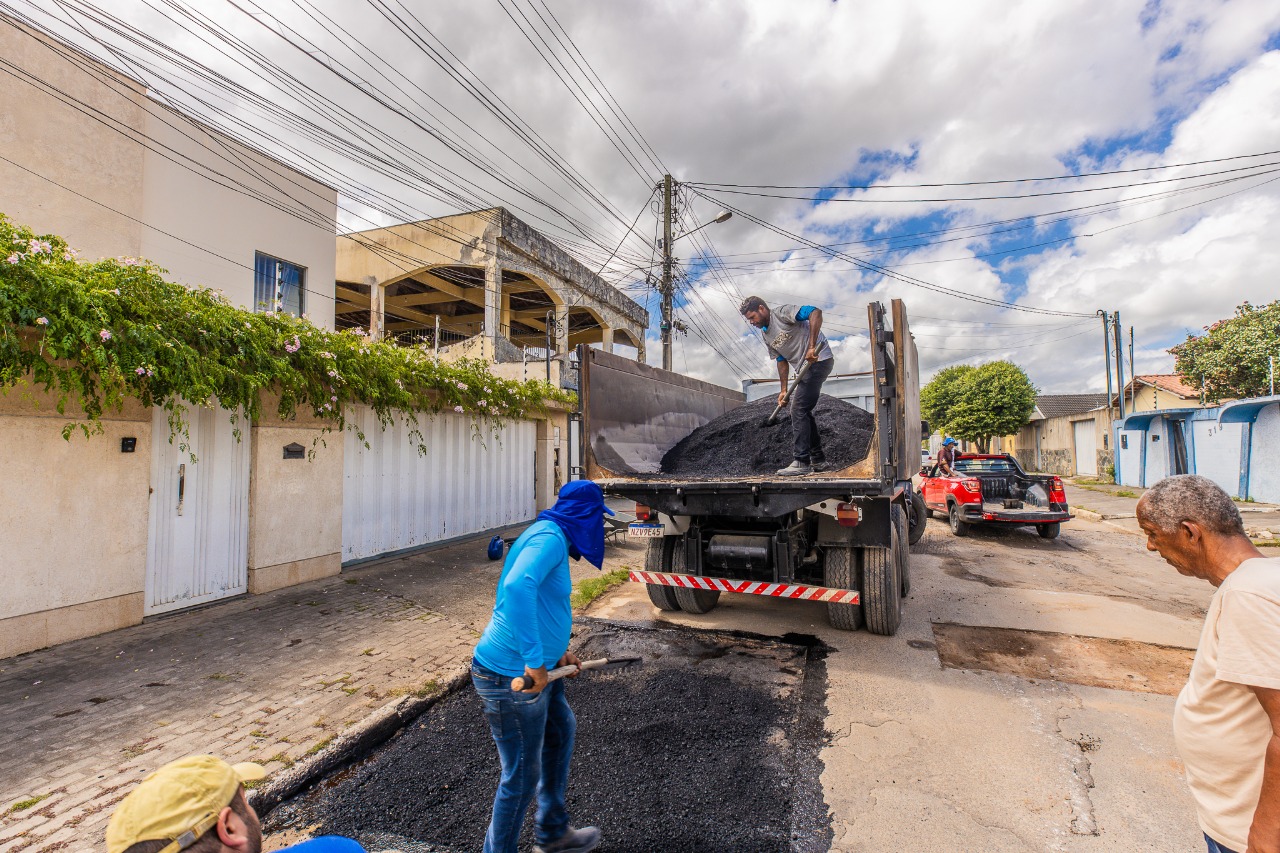 Prefeitura inicia recuperação das vias com a operação tapa-buracos em Eunápolis 9