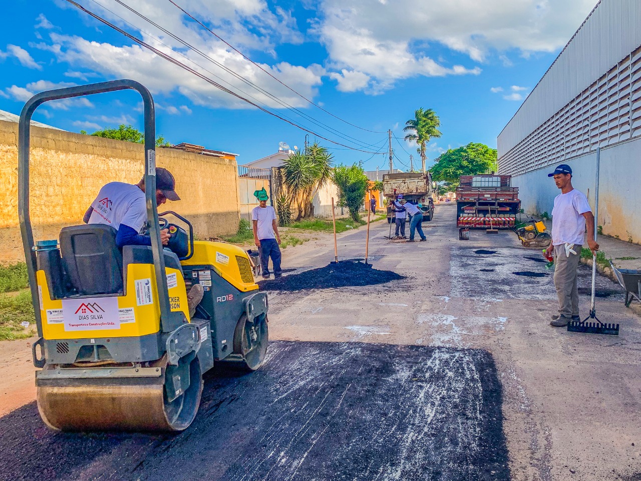 Prefeitura inicia recuperação das vias com a operação tapa-buracos em Eunápolis 8