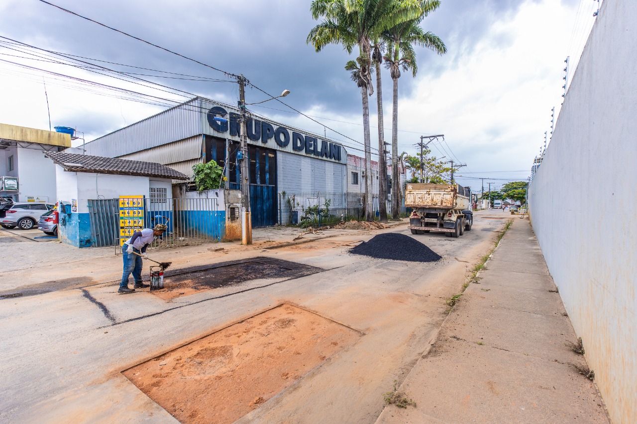 Prefeitura inicia recuperação das vias com a operação tapa-buracos em Eunápolis 6