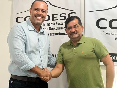 Presidente da Câmara de Eunápolis visita sede do Condesc 63