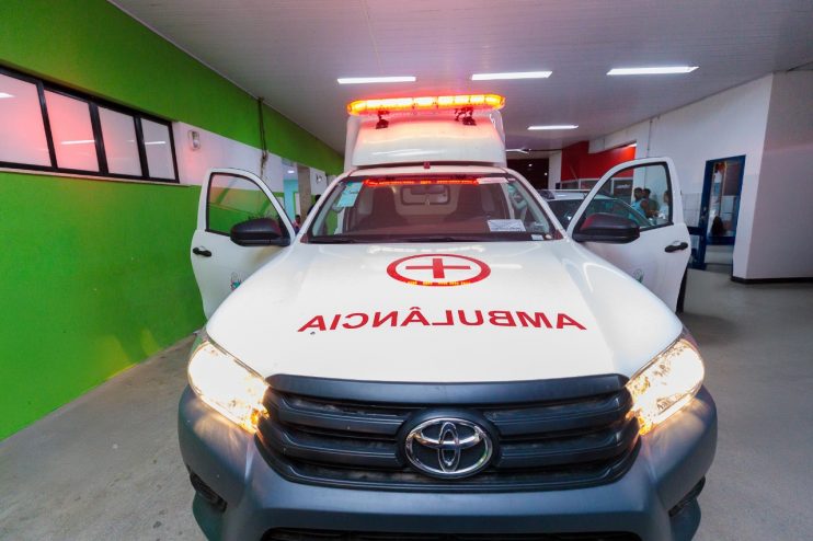 Eunápolis recebe novos veículos para Saúde: ambulância e van para o TFD 19