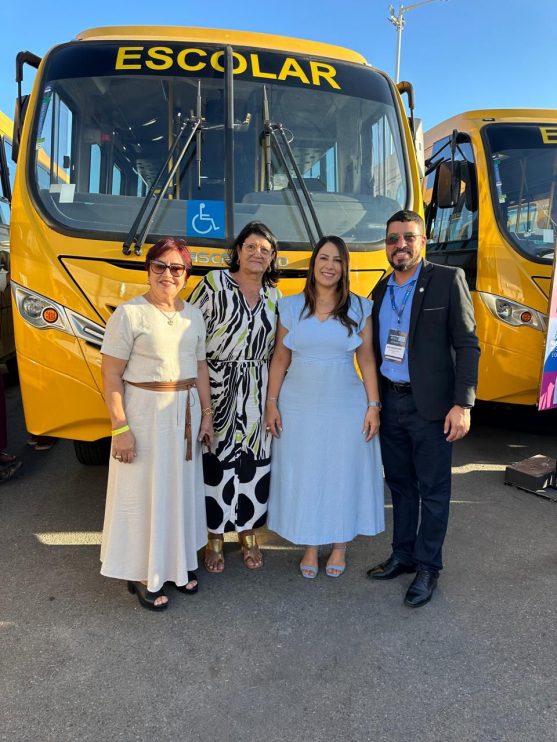 Deputada Cláudia Oliveira recebe novos ônibus escolares para o Extremo Sul da Bahia 18