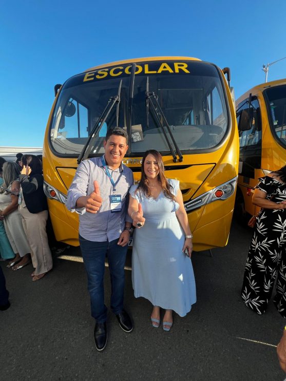 Deputada Cláudia Oliveira recebe novos ônibus escolares para o Extremo Sul da Bahia 16