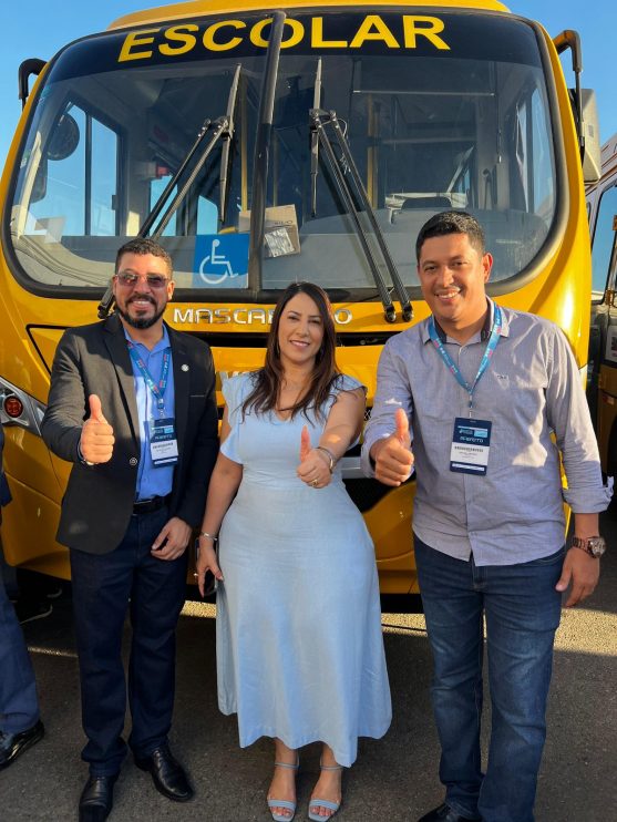 Deputada Cláudia Oliveira recebe novos ônibus escolares para o Extremo Sul da Bahia 15