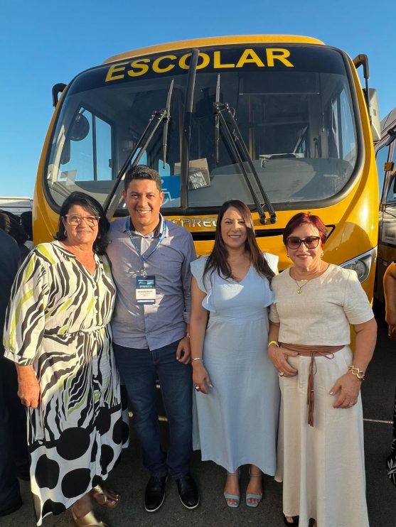 Deputada Cláudia Oliveira recebe novos ônibus escolares para o Extremo Sul da Bahia 12