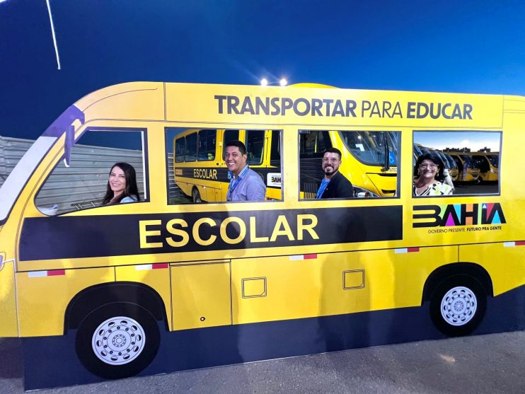 Deputada Cláudia Oliveira recebe novos ônibus escolares para o Extremo Sul da Bahia 11