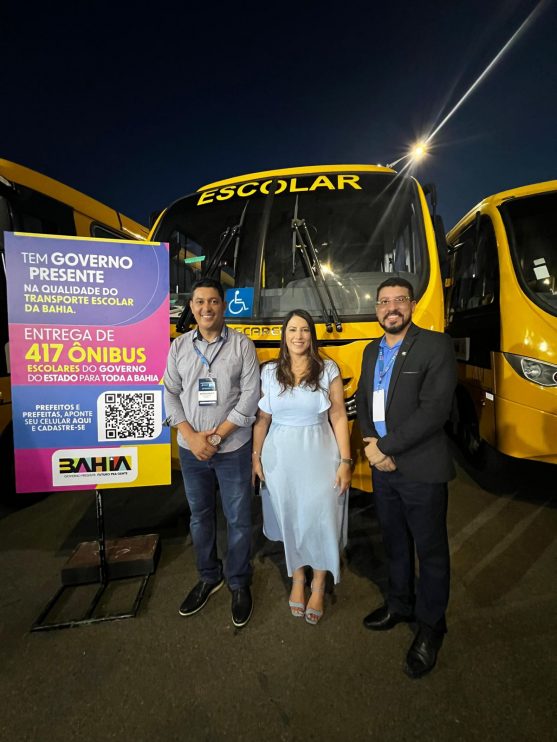 Deputada Cláudia Oliveira recebe novos ônibus escolares para o Extremo Sul da Bahia 10