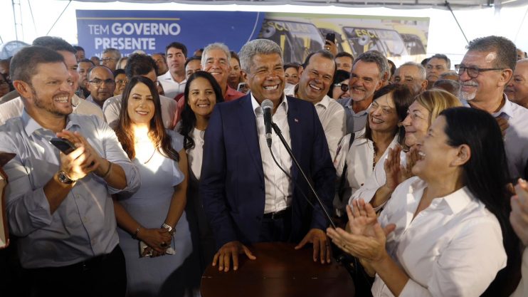 Deputada Cláudia Oliveira recebe novos ônibus escolares para o Extremo Sul da Bahia 13