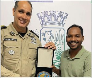 Com medalha comemorativa, Prefeito Luizinho é homenageado pelo Comando de Policiamento da Região Extremo Sul 1