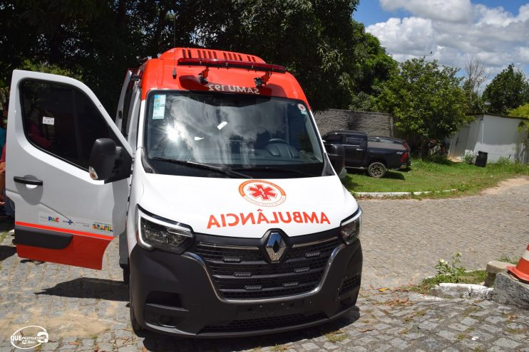 Prefeito Robério Oliveira entrega nova ambulância para o SAMU Eunápolis 15