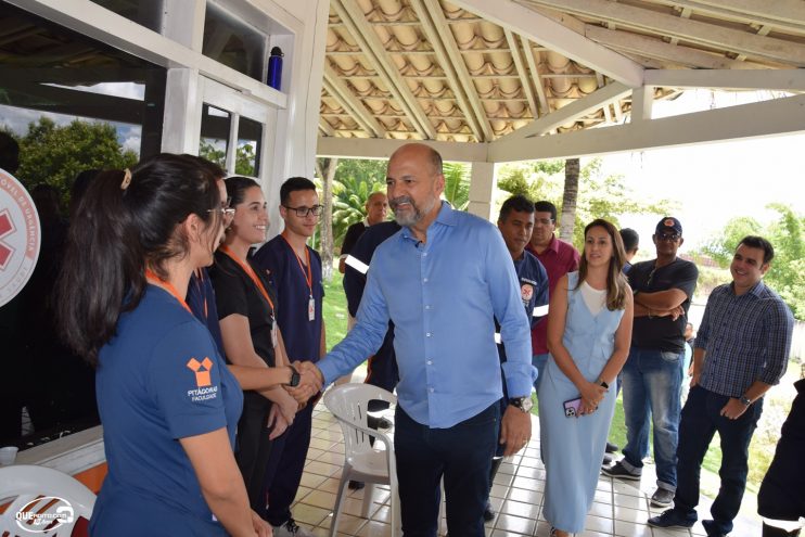 Prefeito Robério Oliveira entrega nova ambulância para o SAMU Eunápolis 26