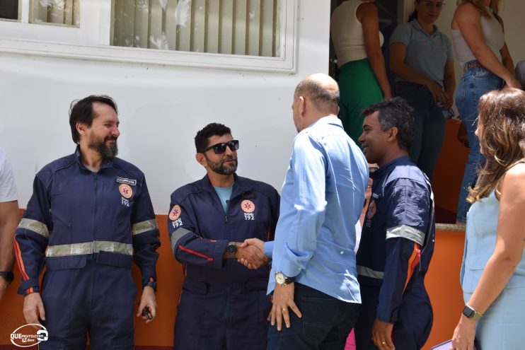 Prefeito Robério Oliveira entrega nova ambulância para o SAMU Eunápolis 27