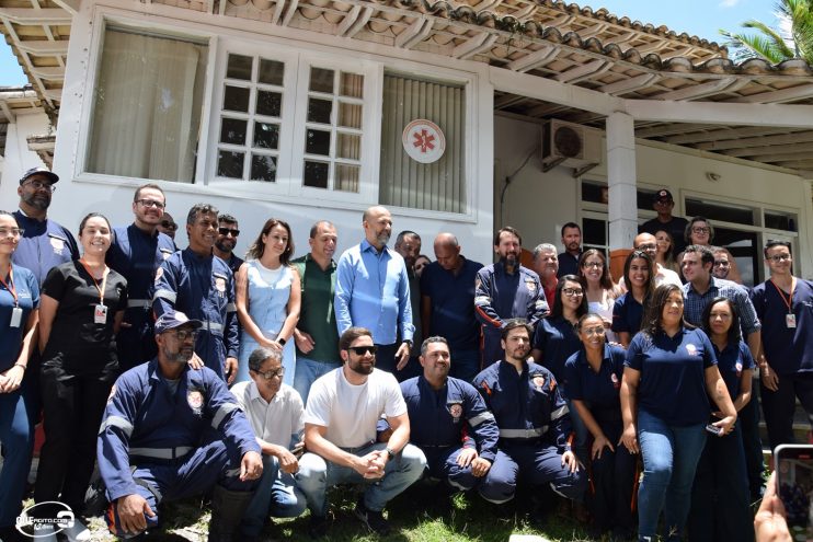 Prefeito Robério Oliveira entrega nova ambulância para o SAMU Eunápolis 32