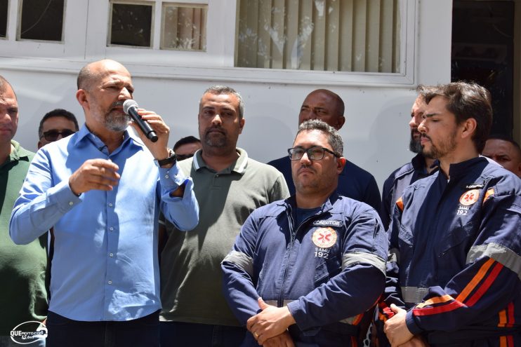 Prefeito Robério Oliveira entrega nova ambulância para o SAMU Eunápolis 40