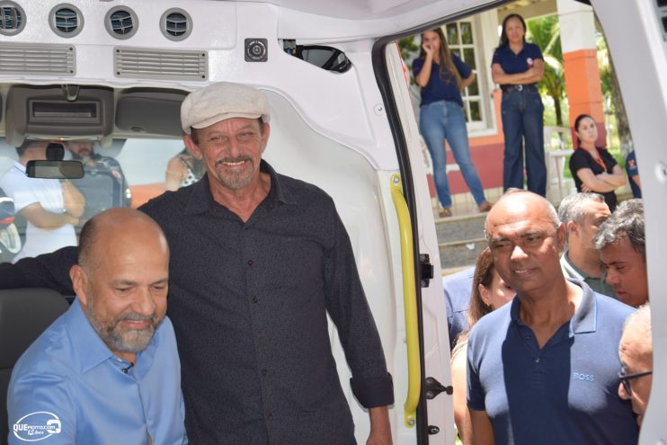 Prefeito Robério Oliveira entrega nova ambulância para o SAMU Eunápolis 46