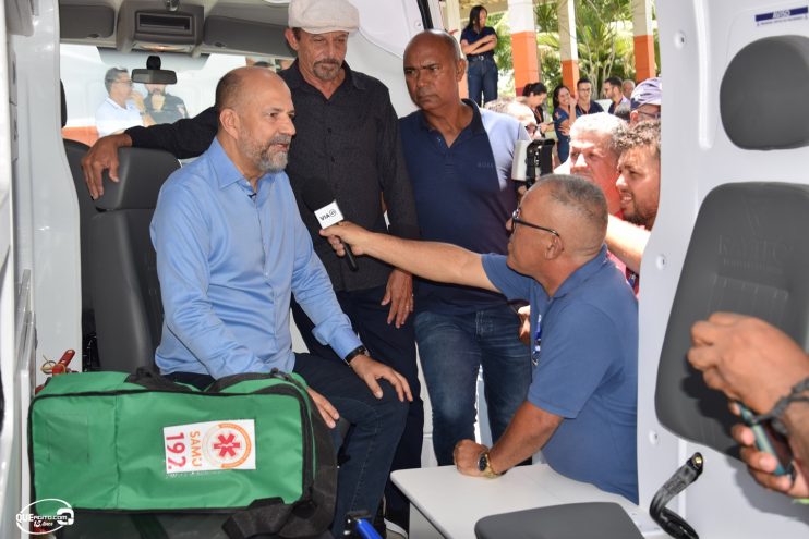 Prefeito Robério Oliveira entrega nova ambulância para o SAMU Eunápolis 48