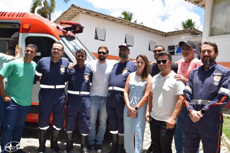 Prefeito Robério Oliveira entrega nova ambulância para o SAMU Eunápolis 51