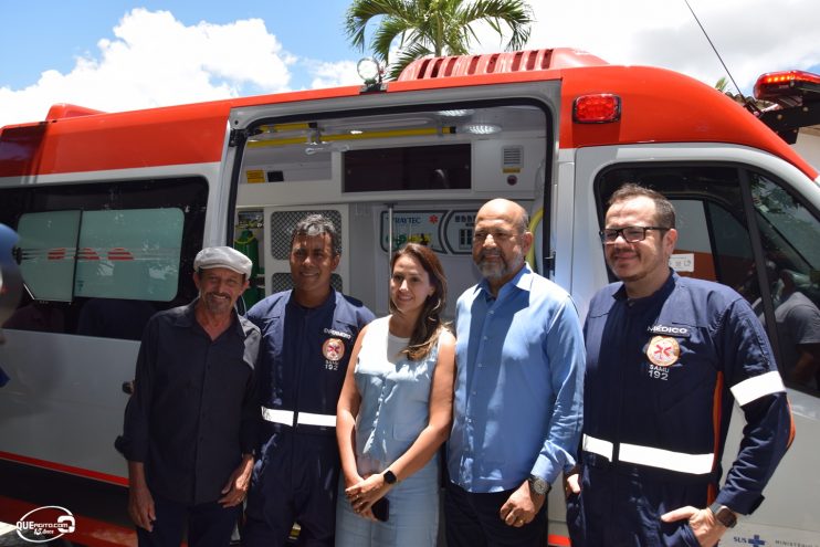 Prefeito Robério Oliveira entrega nova ambulância para o SAMU Eunápolis 55