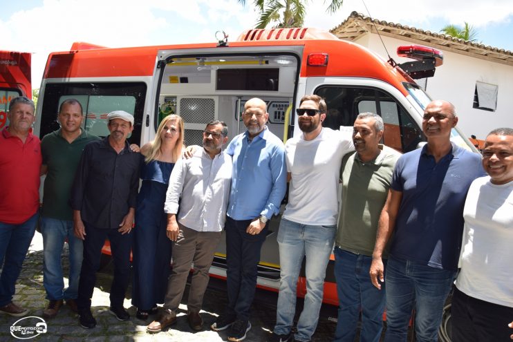 Prefeito Robério Oliveira entrega nova ambulância para o SAMU Eunápolis 57