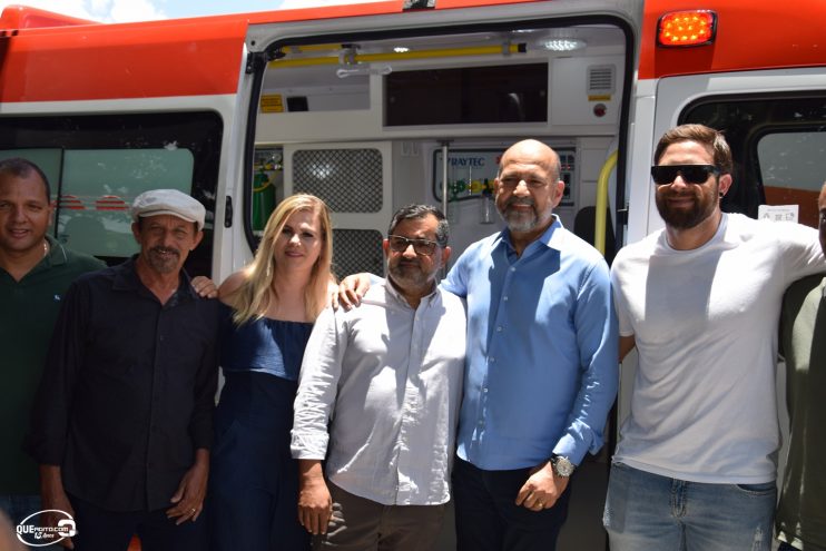 Prefeito Robério Oliveira entrega nova ambulância para o SAMU Eunápolis 58