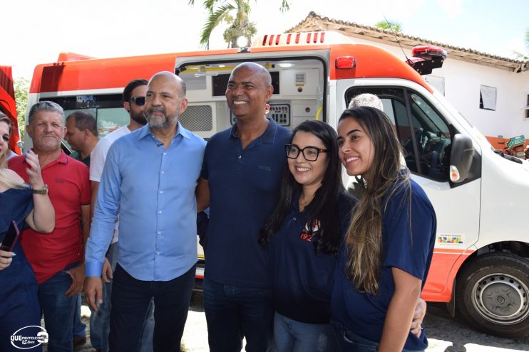 Prefeito Robério Oliveira entrega nova ambulância para o SAMU Eunápolis 59