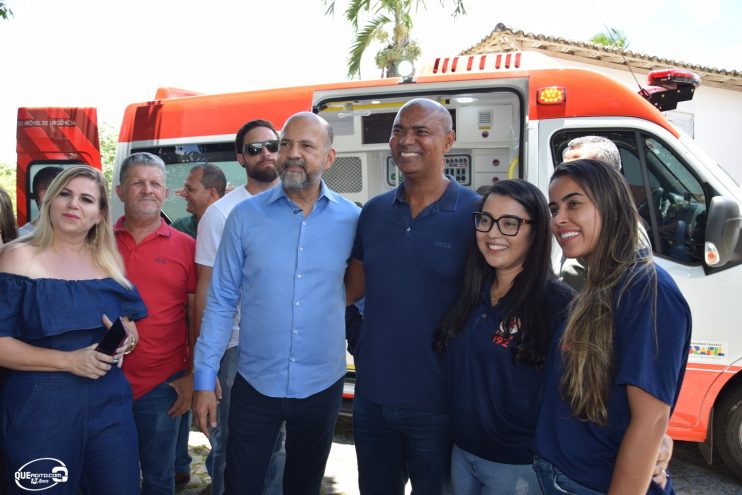 Prefeito Robério Oliveira entrega nova ambulância para o SAMU Eunápolis 60